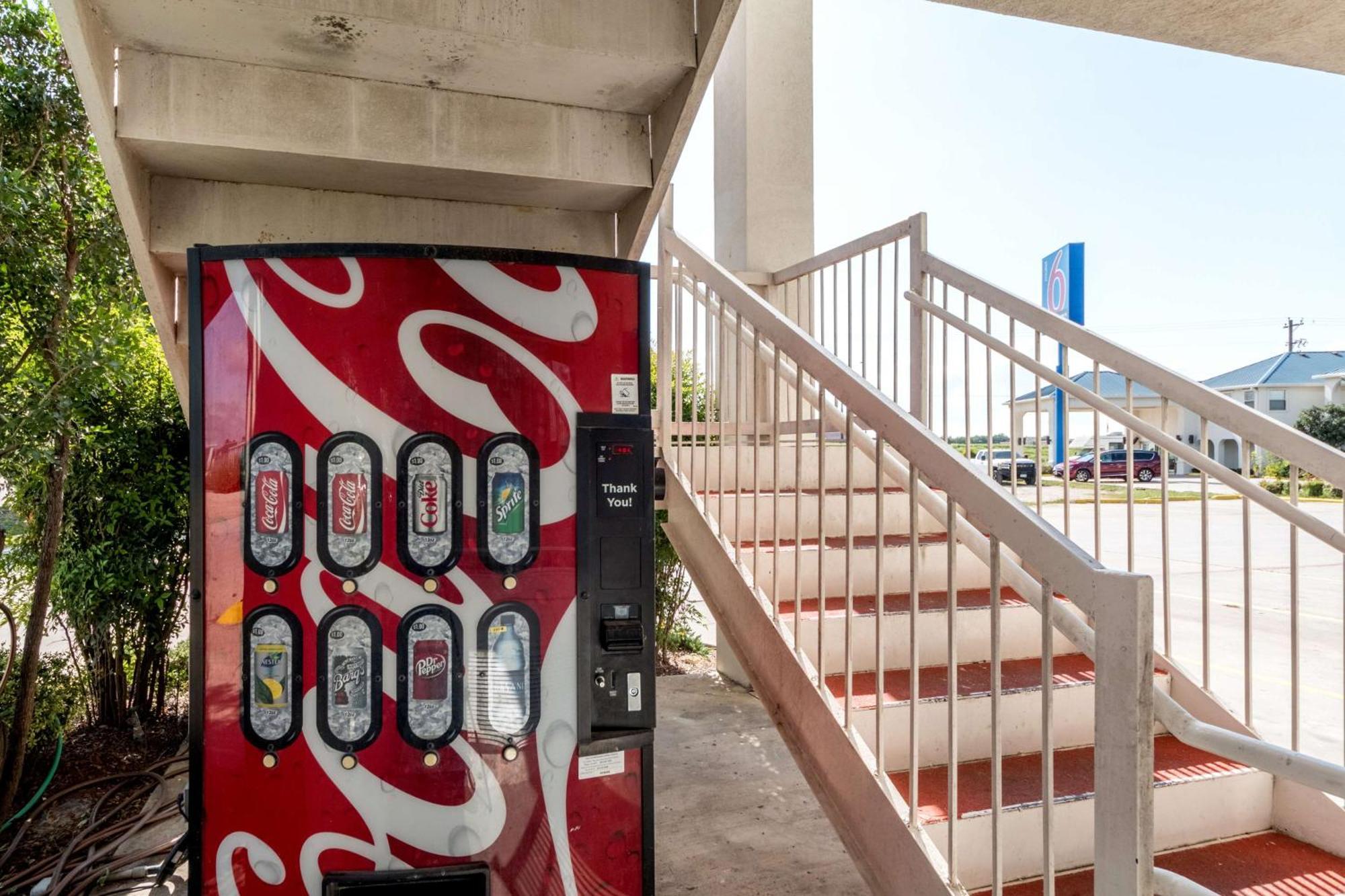 Motel 6 Seguin Tx Экстерьер фото